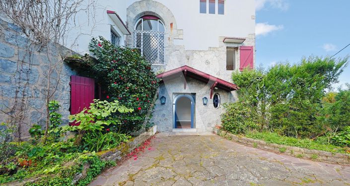 Image No.3-10 Bed Property for sale