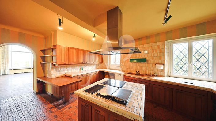 Image No.8-10 Bed Property for sale