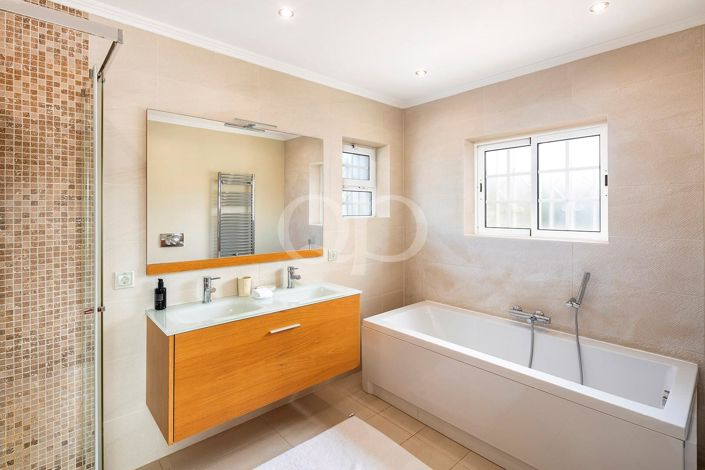 Image No.24-4 Bed House for sale