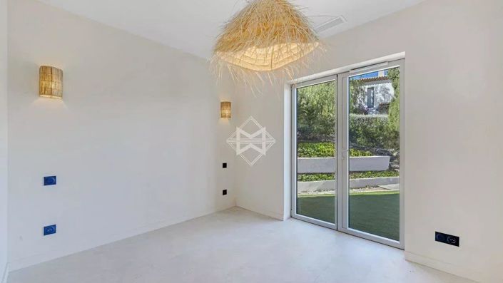 Image No.10-5 Bed House for sale