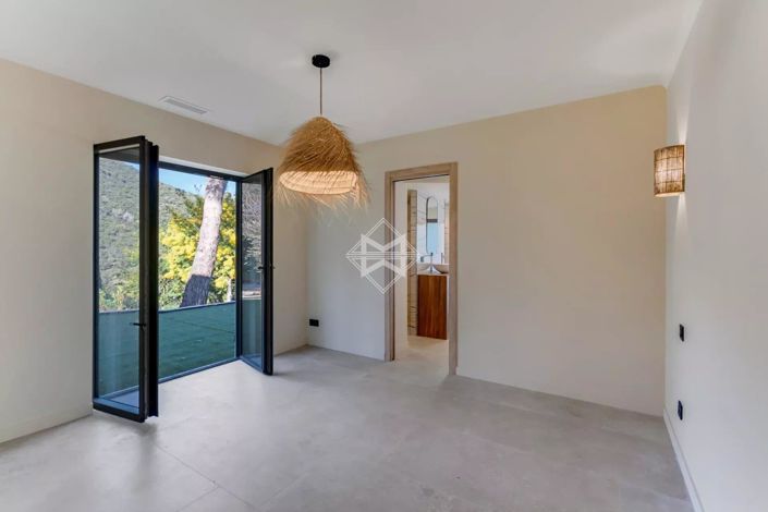 Image No.11-5 Bed House for sale