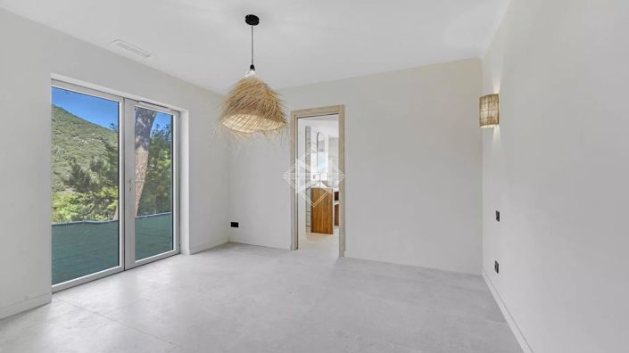 Image No.12-5 Bed House for sale