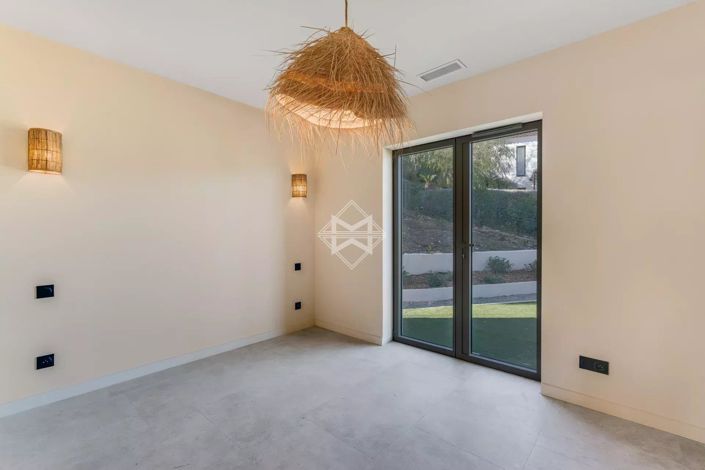 Image No.12-5 Bed House for sale