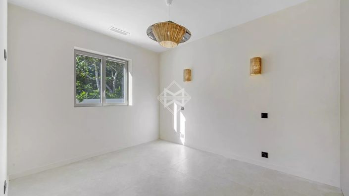 Image No.13-5 Bed House for sale