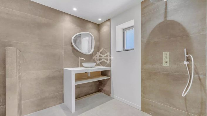 Image No.16-5 Bed House for sale