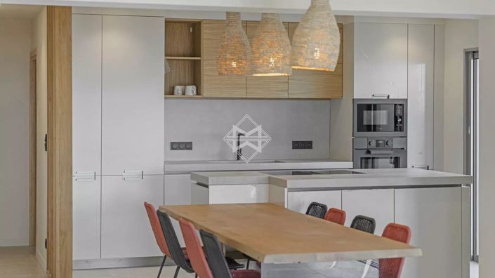 Image No.7-5 Bed House for sale