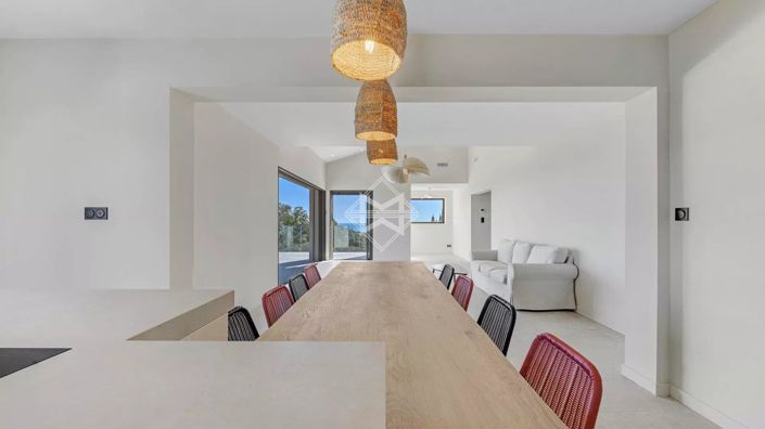 Image No.8-5 Bed House for sale