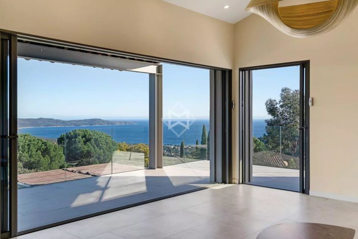 Image No.8-5 Bed House for sale