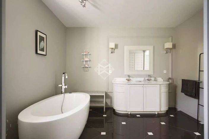 Image No.16-8 Bed House for sale