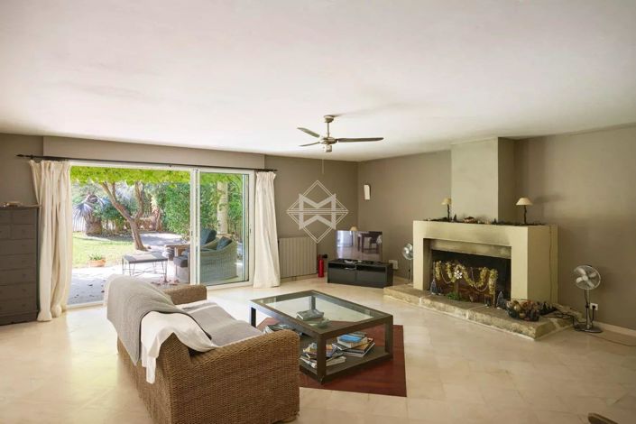 Image No.6-8 Bed House for sale