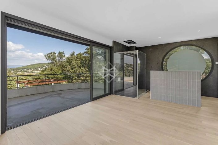 Image No.10-5 Bed House for sale