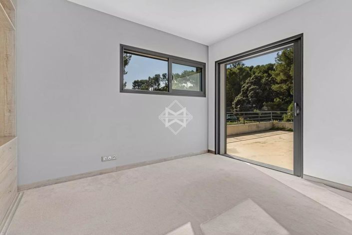 Image No.13-5 Bed House for sale