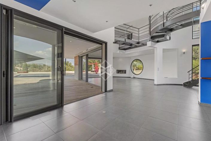 Image No.6-5 Bed House for sale