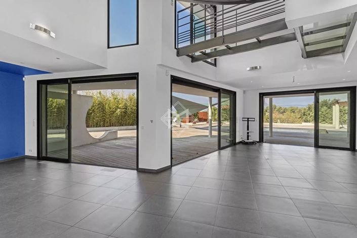 Image No.8-5 Bed House for sale