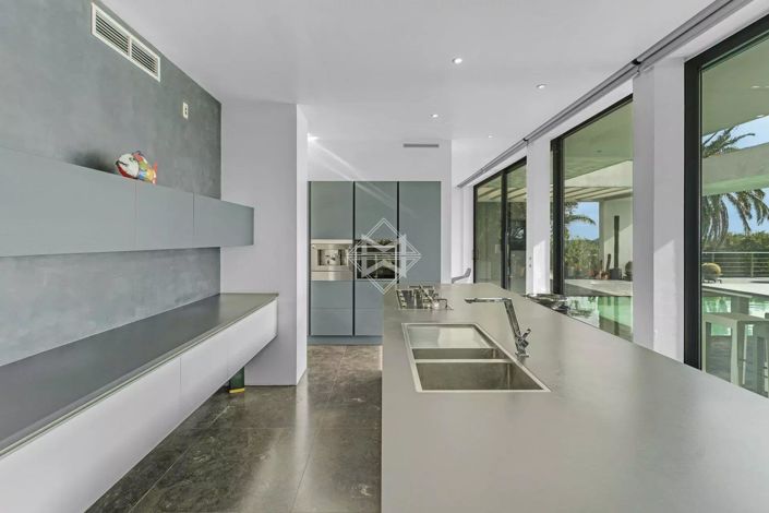 Image No.8-4 Bed House for sale