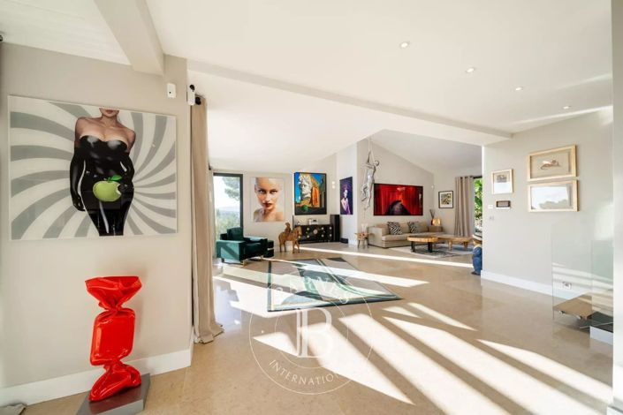 Image No.30-5 Bed House for sale