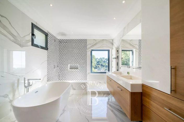 Image No.9-5 Bed House for sale