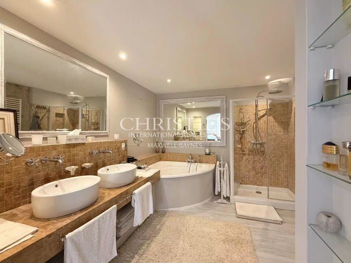 Image No.20-5 Bed House for sale