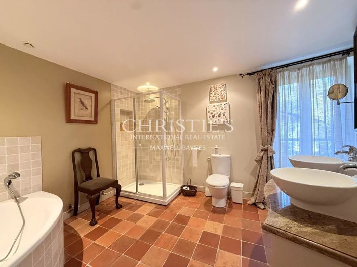 Image No.31-5 Bed House for sale