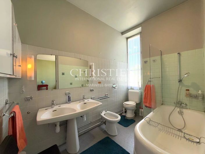 Image No.24-5 Bed House for sale