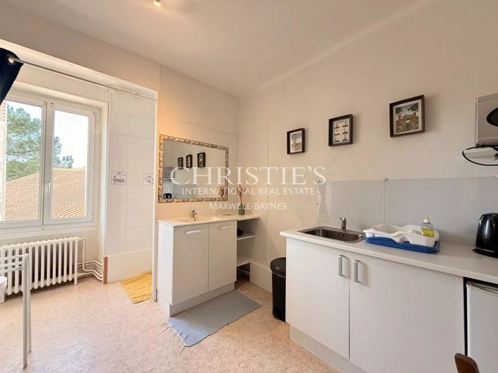 Image No.25-10 Bed House for sale