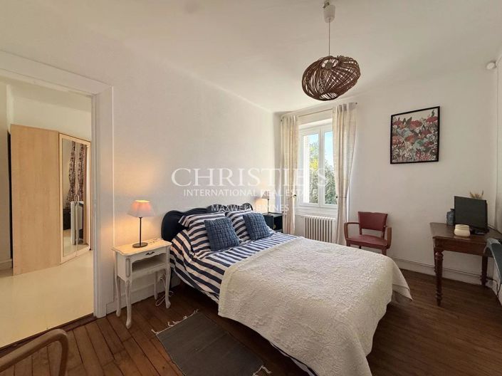 Image No.28-10 Bed House for sale