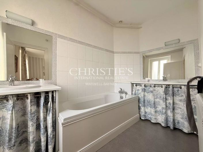 Image No.35-10 Bed House for sale