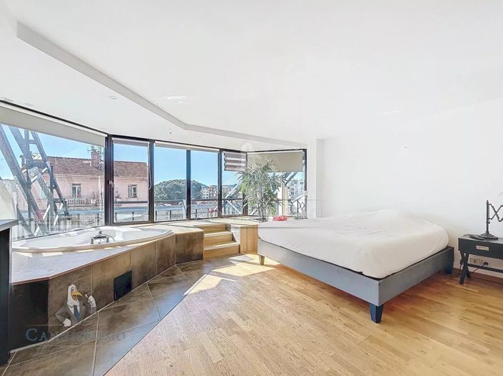 Image No.10-4 Bed Apartment for sale