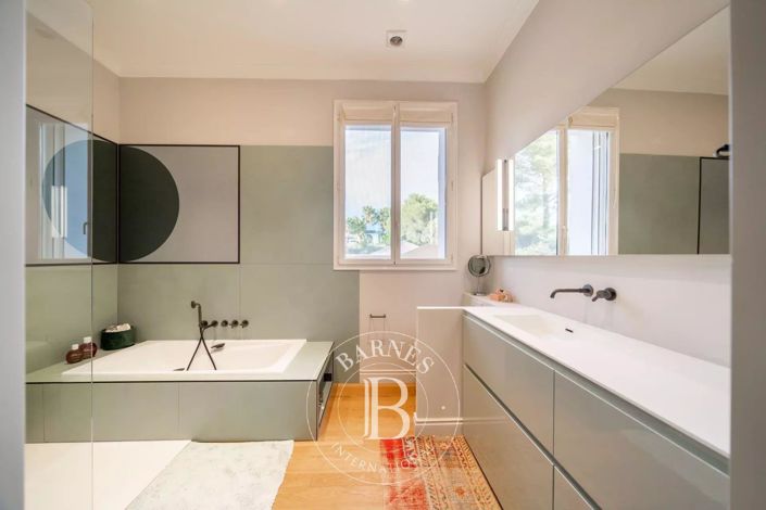 Image No.10-4 Bed Apartment for sale