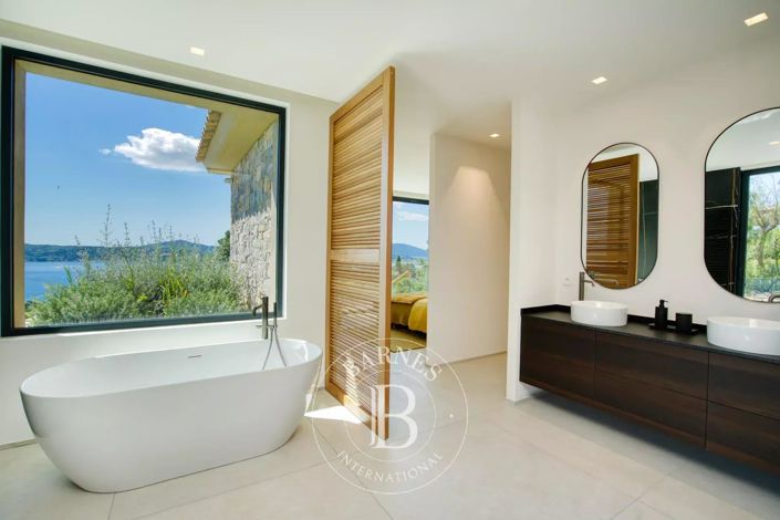 Image No.8-5 Bed House for sale