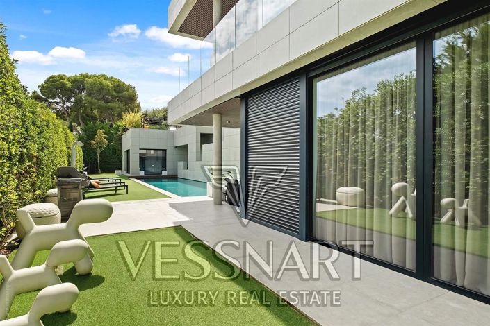 Image No.8-4 Bed House for sale