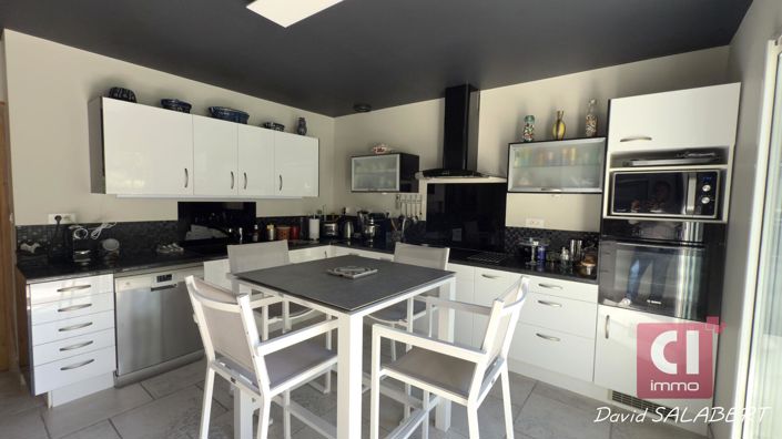 Image No.6-4 Bed Property for sale