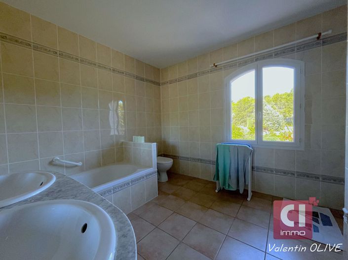 Image No.8-5 Bed House for sale