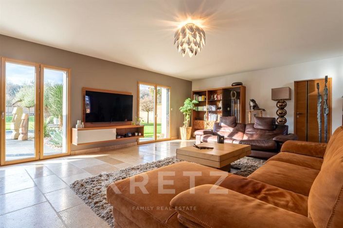 Image No.8-7 Bed House for sale