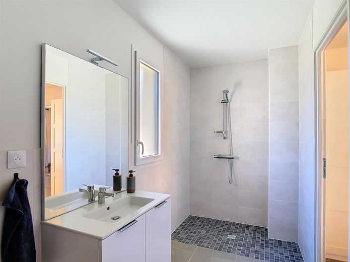 Image No.8-3 Bed House for sale