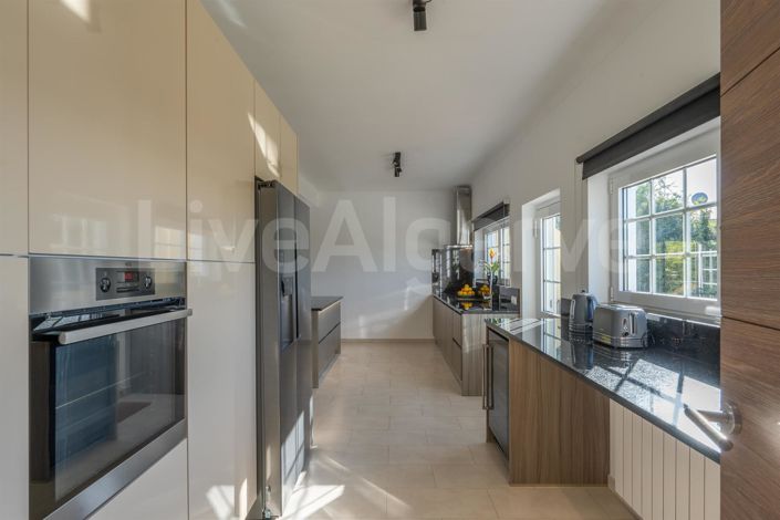 Image No.12-4 Bed House for sale