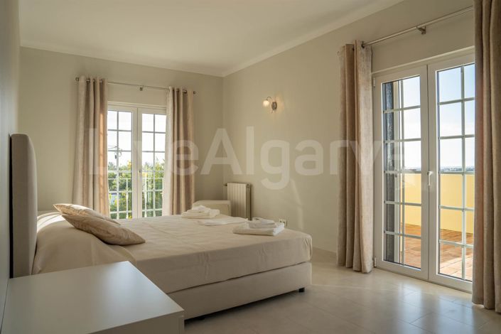 Image No.17-4 Bed House for sale