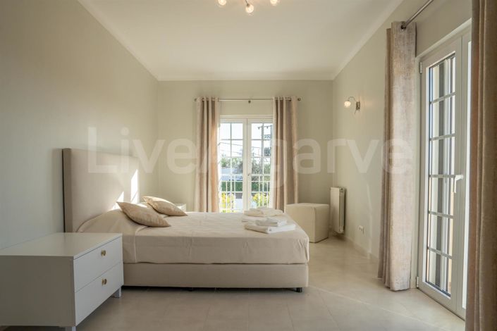 Image No.18-4 Bed House for sale