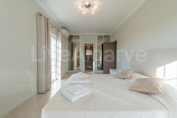 Image No.19-4 Bed House for sale