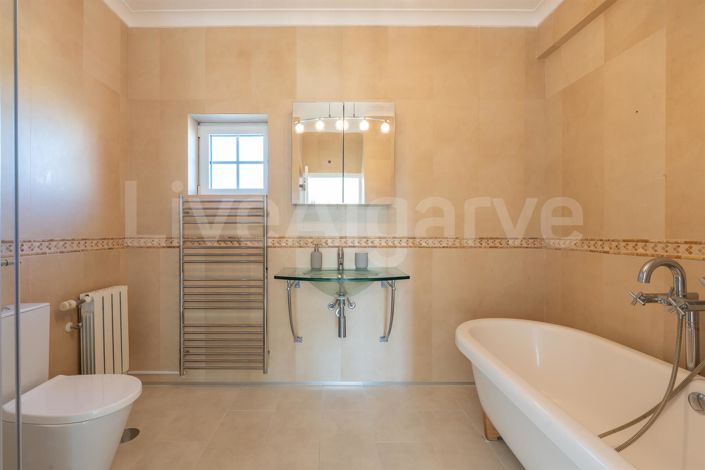 Image No.20-4 Bed House for sale