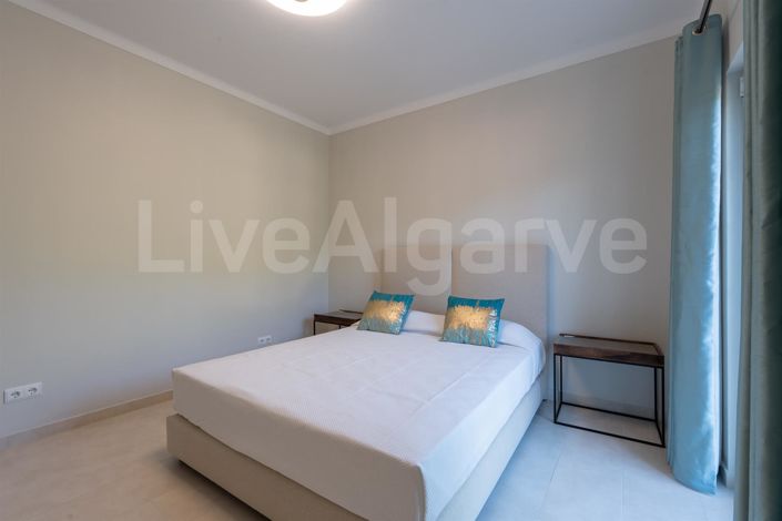 Image No.30-4 Bed House for sale