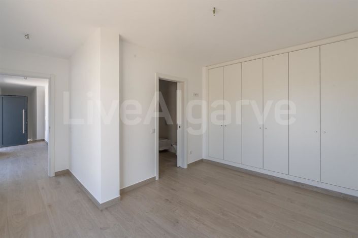 Image No.16-4 Bed House for sale