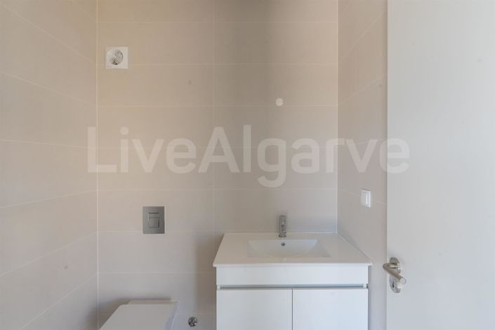 Image No.17-4 Bed House for sale