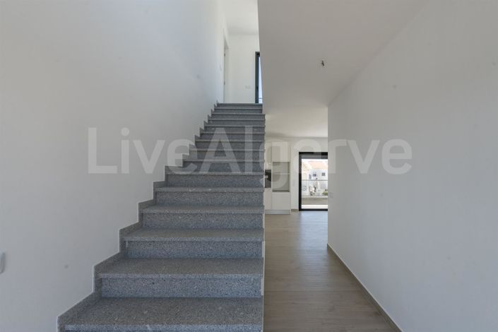 Image No.18-4 Bed House for sale