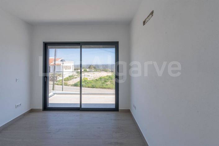 Image No.30-4 Bed House for sale