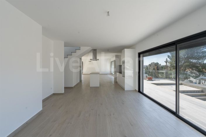 Image No.4-4 Bed House for sale