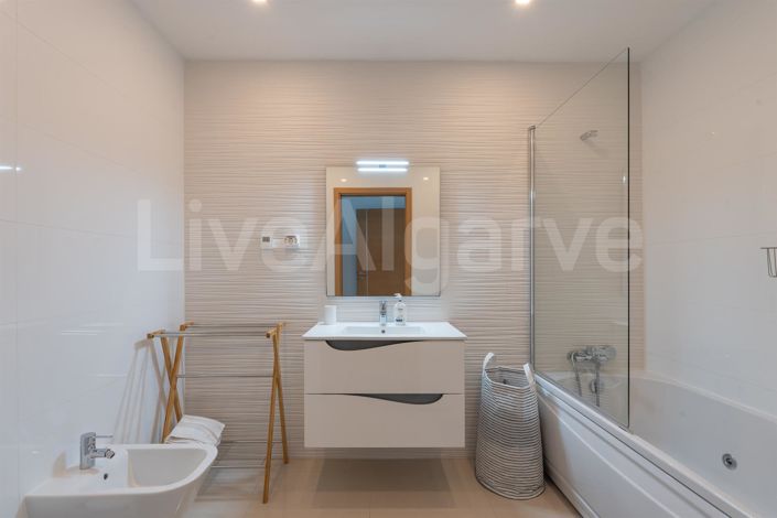 Image No.24-3 Bed Apartment for sale