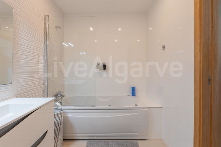 Image No.25-3 Bed Apartment for sale