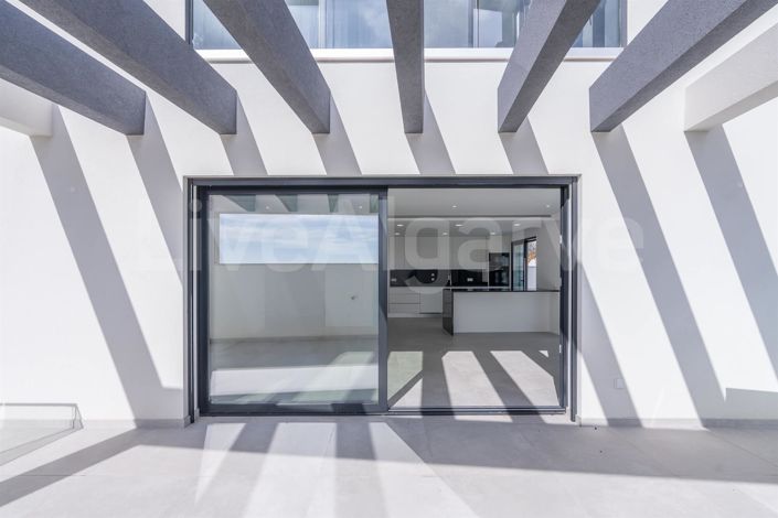 Image No.10-4 Bed House for sale