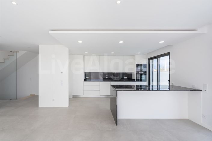 Image No.11-4 Bed House for sale